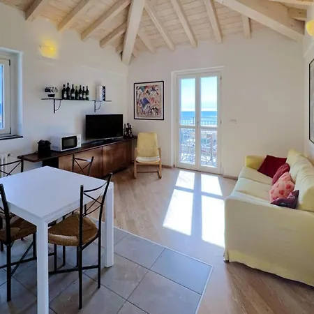 Luminosa Mansarda Con Vista Mare