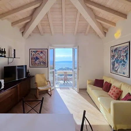 Luminosa Mansarda Con Vista Mare شقة