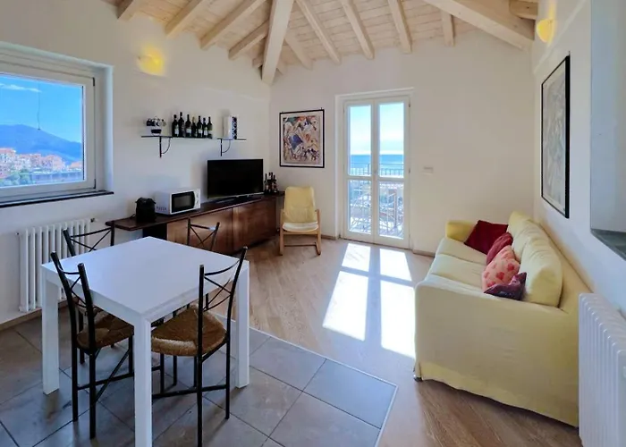 Luminosa Mansarda Con Vista Mare