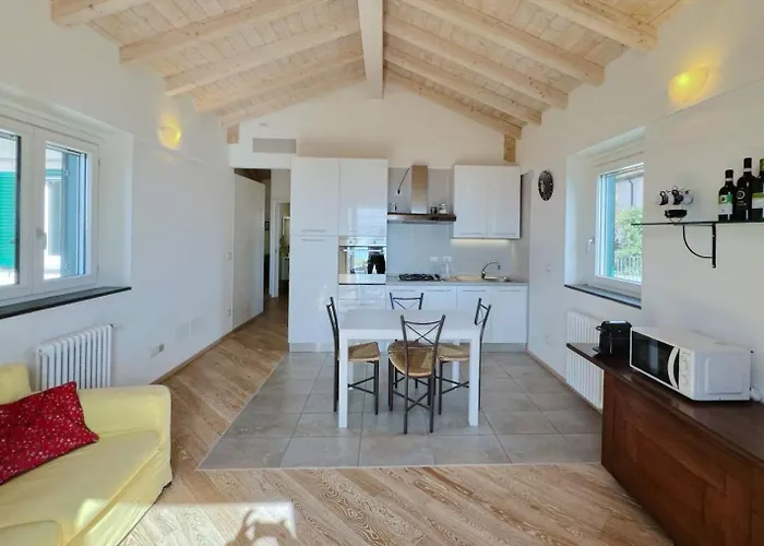 Luminosa Mansarda Con Vista Mare * فاراتسي